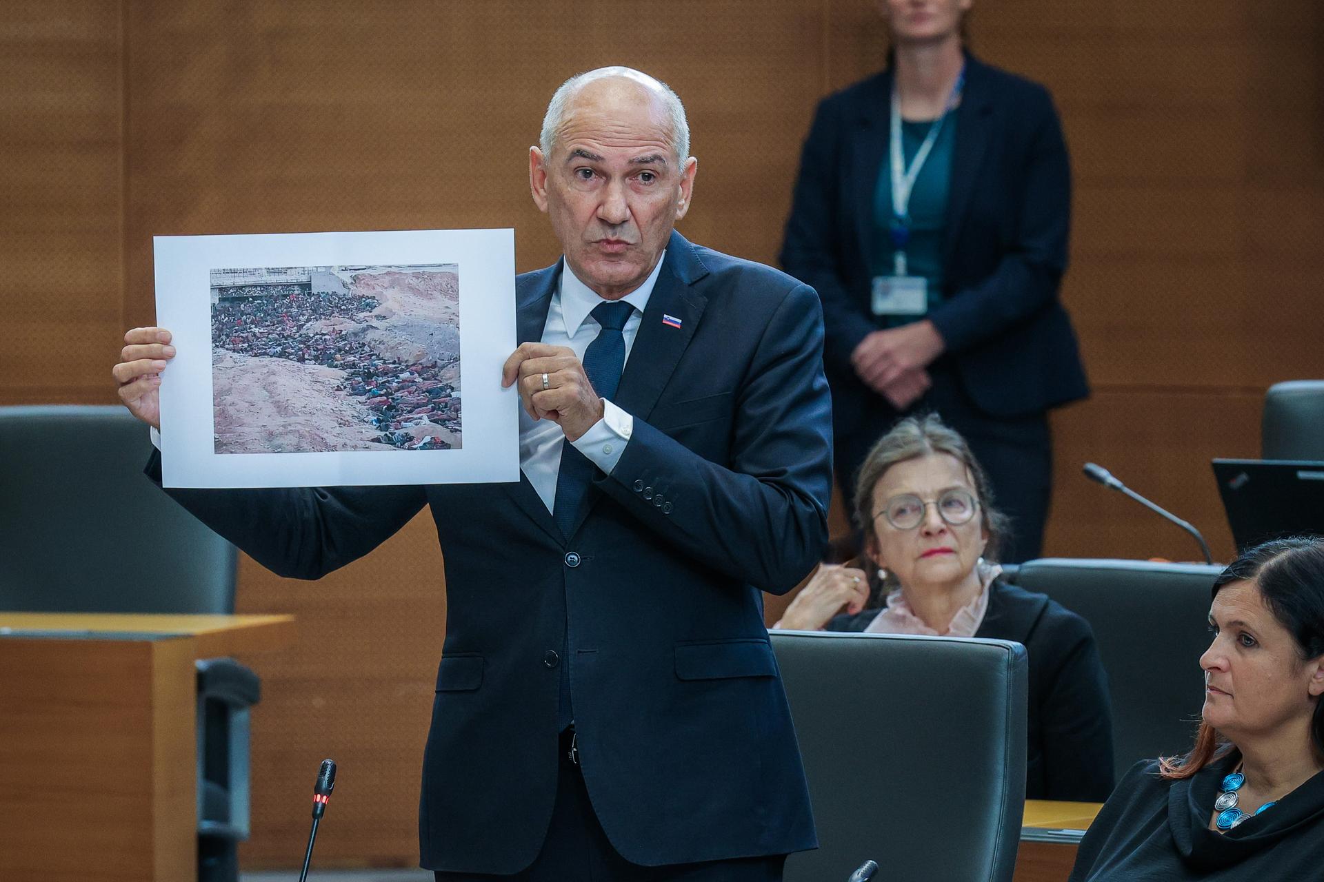 Janša v DZ pokazal narobno sliko?