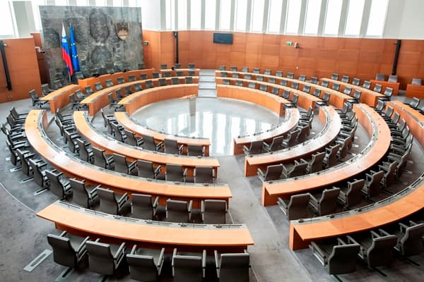 Odbor DZ podprl finančni načrt zunanjega ministrstva
