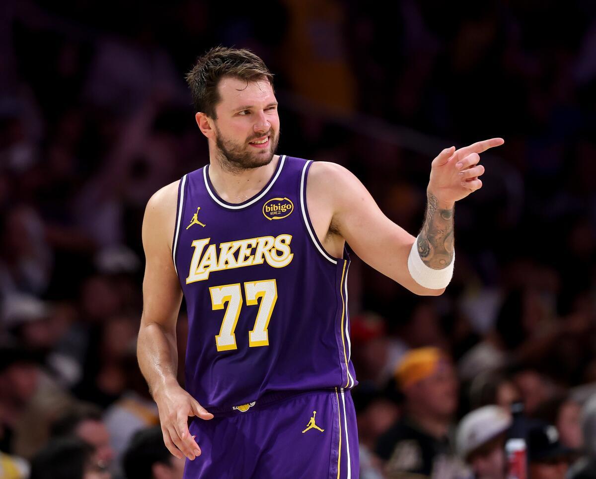 Lakersi sezono odprli z zmago, Dončić med najboljšimi