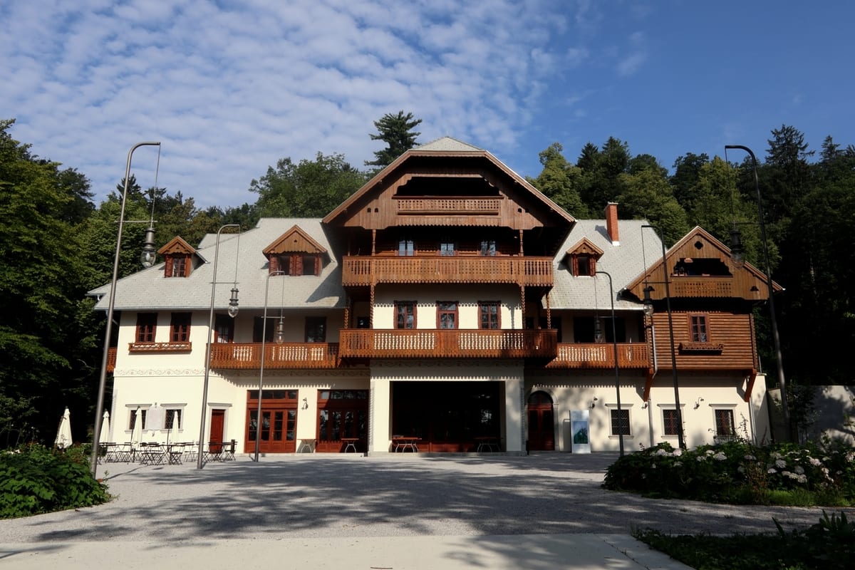 Prenovljena Švicarija je kot sodoben umetniški center svoja vrata v osrčju parka Tivoli nad Tivolskim gradom ponovno odprla leta 2017. Cankar je v Švicariji, preden se je preselil na Rožnik, tukaj začel pisati družbenokritični esej Bela krizantema.