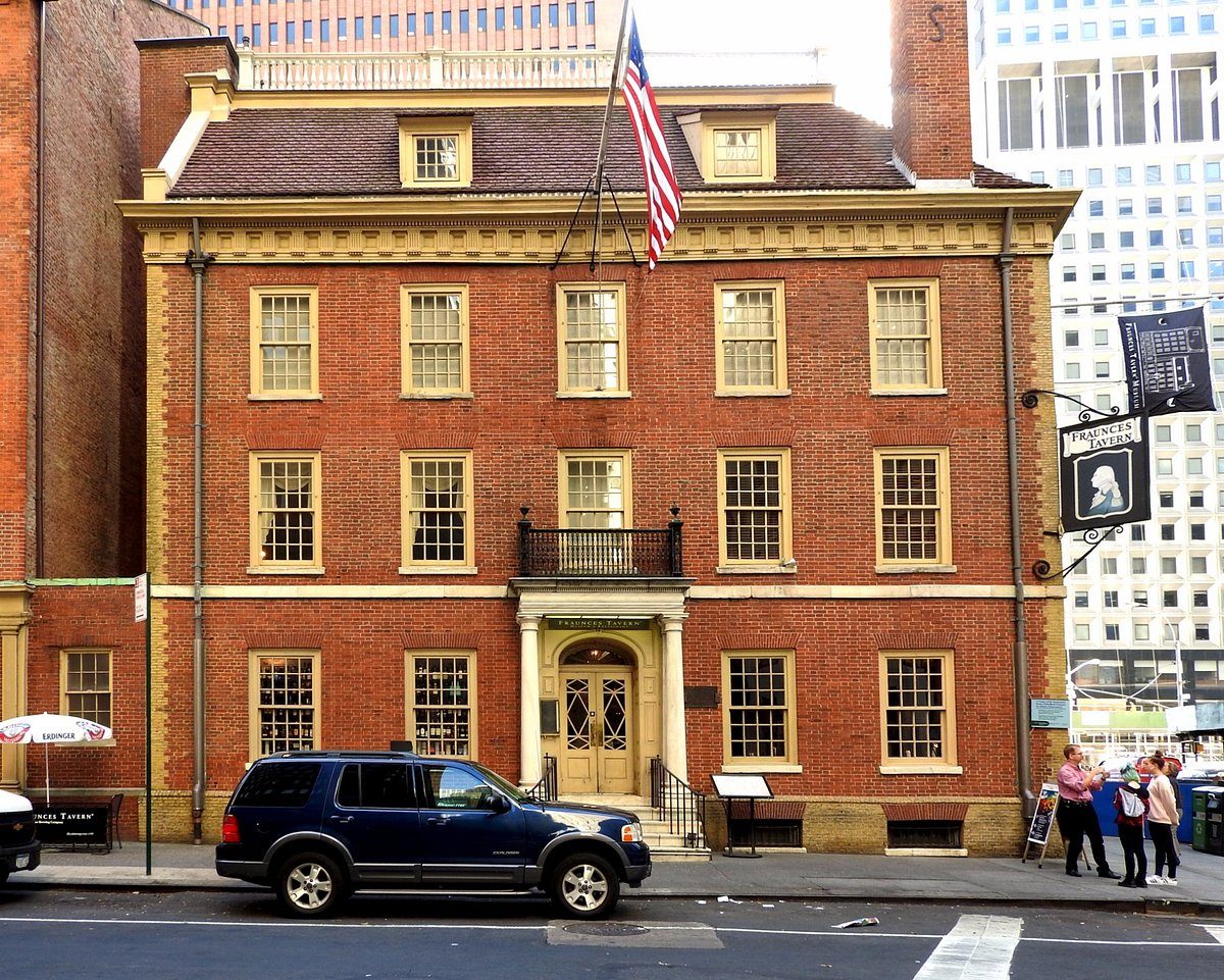 Fraunces Tavern je ena manj obiskanih turističnih znamenitosti New Yorka in ZDA, saj je skrita med stolpnice finančnega območja na jugu Manhattna