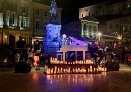 Giannijev koncert v soju sveč na polnem Tartinijevem trgu v Piranu