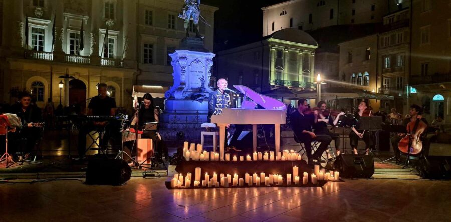 Giannijev koncert v soju sveč na polnem Tartinijevem trgu v Piranu